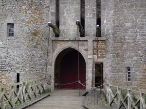 Castillo de Montmuran - La entrada al castillo y el puente levadizo
