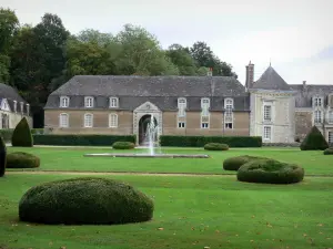 Castillo de Moriel - Chateau jardín con un poco de agua y arbustos recortados, y los árboles en La Chapelle-sur-Oudon