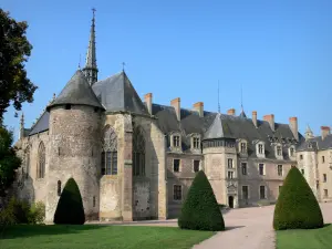 Castillo de La Palice - Capilla gótica, la fachada del castillo, patio y arbustos podados, para Lapalisse