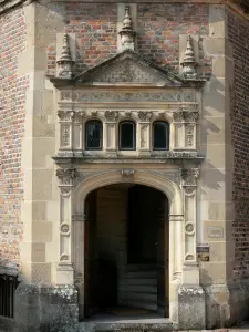 Castillo de La Palice - Puerta de la torre de escalera del castillo en Lapalisse