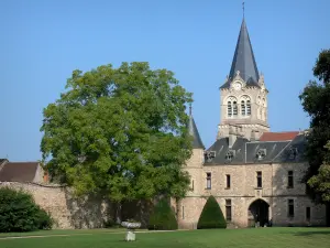 Castillo de La Palice - Torre de porche de entrada, césped, arbustos recortados, los árboles, y la iglesia con vistas a toda la obvia