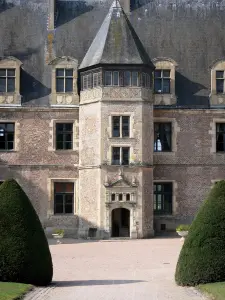 Castillo de La Palice - Escalera de la torre y la fachada del patio del castillo y arbustos podados, para Lapalisse