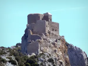 Castillo de Quéribus - Fortaleza cátara alza sobre un promontorio rocoso, con su torre del homenaje, su edificio principal y tres oradores, en las Corbières