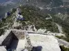 Castillo de Quéribus - Restos de la fortaleza con vistas a la carretera por debajo