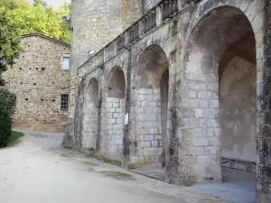 Castillo de Ravel - Arcadas de la fortaleza real