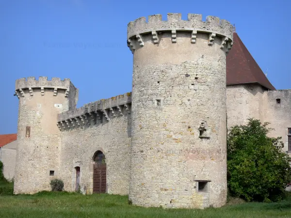 Castillo de la Roche - Torres almenadas del castillo, la ciudad de Chaptuzat