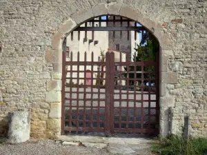 Castillo de la Roche - Puerta del castillo, la ciudad de Chaptuzat