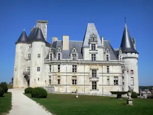 Castillo de La Rochefoucauld - Castillo con torres, callejón rodeado de césped y arbustos recortados
