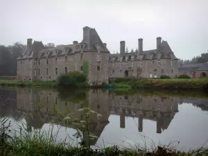 Castillo de Le Rocher-Portail - Castillo refleja en las aguas de la laguna, en Saint-Brice-en-Coglès