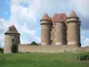 Castillo de Sarzay - Fortaleza medieval: muros de la Capilla fortificadas y las torres señoriales flanqueado