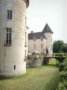 Castillo de Savigny-lès-Beaune - Torres y fosos del castillo fortificado