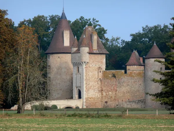 Castillo de Thoury - Gateway (puerta de entrada) y las torres del castillo rodeado de árboles en la ciudad de Saint-Pourçain Besbre sur Besbre en el valle (Valle de la Besbre)