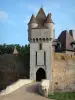 Castillo de Thoury - Gatehouse y la cortina de murallas del castillo, en la comuna de Saint-Pourçain Besbre sur Besbre en el valle (Valle de la Besbre)