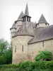 Castillo de Val - Campanario de la capilla de Saint-Blaise y torres con almenas del castillo medieval
