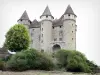 Castillo de Val - Fortaleza medieval con sus torres con almenas cubiertas con techos de pimienta-pote