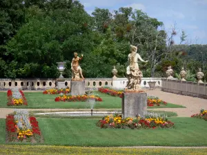 Castillo de Valençay - Las estatuas, las cuencas de agua y flores en el jardín de la Duquesa