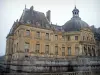 Castillo de Vaux-le-Vicomte - Fachada del castillo de estilo clásico, con su rotonda y zanjas