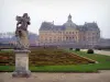 Castillo de Vaux-le-Vicomte - Frente del castillo de estilo clásico y jardines a la francesa con el parterre de Le Notre bordados, estatua y callejones