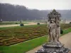 Castillo de Vaux-le-Vicomte - Estatua en primer plano con vistas a los jardines del parterre de los jardines franceses de Le Nôtre