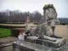 Castillo de Vaux-le-Vicomte - Parque del Castillo: estatua (escultura) de un par de leones