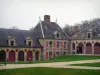 Castillo de Vaux-le-Vicomte - Dependencias (común) de ladrillo y revestimiento de piedra caminos y jardines