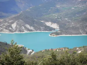 Meer van Castillon - Roerende smaragdgroene wateren, bomen, bergen en oevers, in de Verdon Regionaal Natuurpark