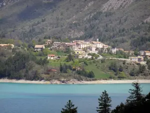 Meer van Castillon - Huizen in het dorp Saint-Julien-du-Verdon met uitzicht op de smaragdgroene het vasthouden van water, in de Verdon Regionaal Natuurpark