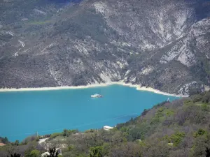 Meer van Castillon - Reservoir smaragd omgeven door bergen in de Verdon Regionaal Natuurpark