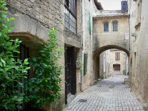 Castillon-du-Gard - Strada lastricata fiancheggiata da borgo medievale di case in pietra