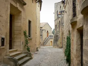 Castillon-du-Gard - Strada lastricata fiancheggiata da case in pietra e la cappella in background