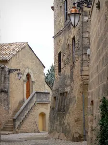 Castillon-du-Gard - Facciate di case di pietra e la cappella in background