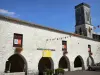 Castillonnès - Bastide: torre de la iglesia da a la Plaza de San Pedro de Angulo