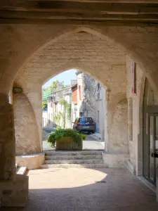 Castillonnès - Bastide town: under the aracades