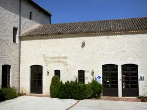 Castillonnès - Bastide delante de la oficina de turismo y de la biblioteca