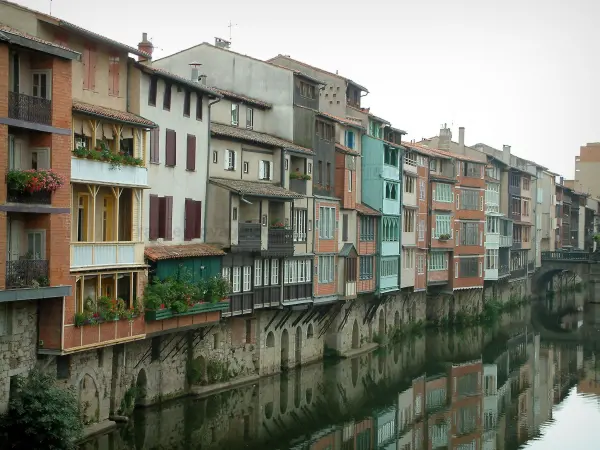 Castres - Las casas antiguas que reflejan en las aguas del río (el Agout)