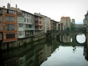 Castres - Puente sobre el río (Agout) y las casas antiguas que reflejan en el agua