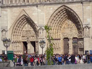 Catedral Notre-Dame de Paris - Portales de la fachada oeste y visitantes de la plaza de la catedral