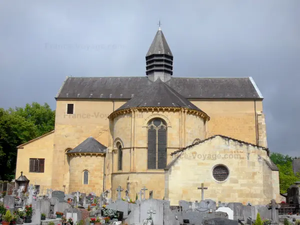 Cathédrale de Lescar - Chevet roman de la cathédrale Notre-Dame vu depuis le cimetière ; dans le Béarn
