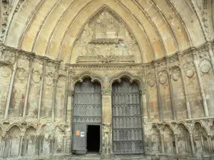 Cathédrale de Sées - Portail de la cathédrale Notre-Dame de style gothique