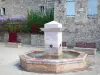 Caunes-Minervois - Crimson fontein marmeren gevels van de Place de la Republique
