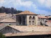 Caunes-Minervois - Toren van de voormalige Benedictijner abdij en daken van het middeleeuwse dorp