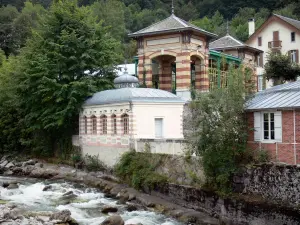 Cauterets - Thermalbad und Luftkurort: Gebirgsbach von Cauterets und Gebäude am Wasserrand