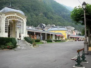 Cauterets - Stazione climatica: uova decorate piazza con panchine, gallerie ed edifici della città