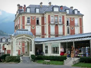Cauterets - Climatica resort: Galleria della spianata delle uova, e edificio della biblioteca in città