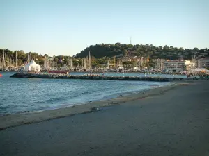 Cavalaire-sur-Mer - Strand mit Möwen, Mittelmeer, Mole, Schiffe und Segelboote des Yachthafens (Jachthafen), Gebäude und Häuser des Seebades