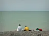 Cayeux-sur-Mer - Vacanciers sur la plage de galets avec vue sur la mer