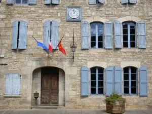 Caylus - Stenen gevel met blauwe luiken van het stadhuis