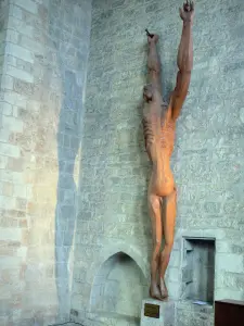 Caylus - Inside the Saint-Jean-Baptiste church, Christ carved by Zadkine 