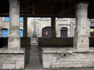 Caylus - Halle maatregel met graan, kruis en gevels van huizen in het stadhuisplein op de achtergrond