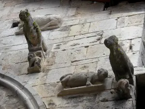 Caylus - Gargoyles shaped as wolves of the Maison des Loups (Wolves house)